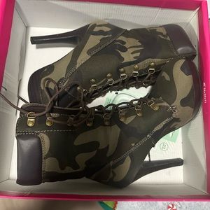 Shoe dazzle heels, size 6.5 worn only a few times.